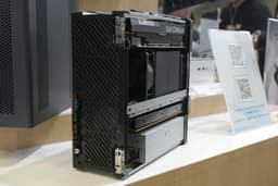 Мини-ПК с RJ45 25GbE, четырьмя слотами для SSD и местом для дискретной видеокарты. Представлен Minisforum MS-02 Ultra