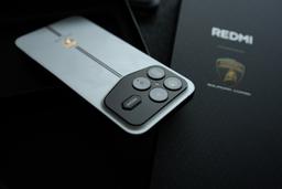 Snapdragon 8 Elite Gen 5, 10-кратный зум, звук 2.1 от Bose, 7560 мА·ч, 100 Вт и обратная зарядка. Появились живые фото Redmi K90 Pro Max Champion Edition