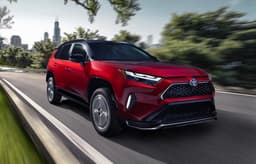 В России на продажу выставлено более 700 новых кроссоверов Toyota RAV4: названы актуальные цены на машины в наличии и под заказ