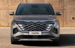 В Россию привезли партию Hyundai Custin 2025 в исполнении Luxe и с классическим «автоматом» — 4,15 млн рублей