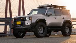 Японцы превратили Toyota Land Cruiser 250 в настоящий вездеход: клиренс 400 мм, 37-дюймовые колеса и силовые бамперы