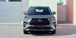 Семиместная Toyota Veloz заметно подешевела в России: заказы принимаются от 2,575 млн рублей — на 300 тыс. рублей дешевле, чем в сентябре 2025 года