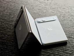 Первый за много лет iPhone в совершенно новом форм-факторе. Появились живые фото макета iPhone Fold