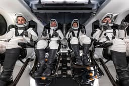 SpaceX Dragon с экипажем Crew-11 возвращается на Землю после досрочно завершённой миссии на МКС