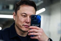 Илон Маск о потенциальном смартфоне SpaceX: «Не исключено в какой-то момент. Это было бы совершенно другое устройство»