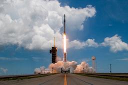 Ракета Falcon 9 побывала в космосе 21 раз, вывела на орбиту спутник нового поколения и совершила 100-ю посадку (для серии) на сушу