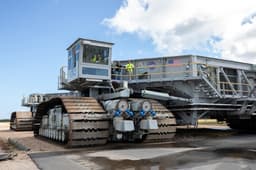NASA Artemis II: гусеничный гигант Crawler-transporter 2 начал подготовку к вывозу ракеты SLS с кораблём Orion на площадку 39B перед пилотируемой миссией к Луне в апреле