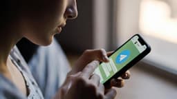 К новому боту Яндекса «Алиса AI» в Telegram можно обратиться из строки ввода сообщения в любом чате