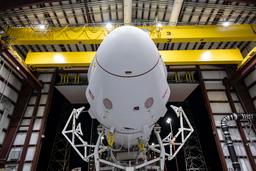 SpaceX показала корабль, который полетит к МКС: Falcon 9 и Dragon на старте