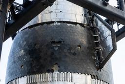 Когда Starship не летает: SpaceX тестирует термоплитки гигантской ракеты на Falcon 9