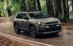 Новый Toyota RAV4 — с наценкой в 5000 долларов и допами на 3000 долларов: американские дилеры не стесняются завышать цены на популярный кроссовер