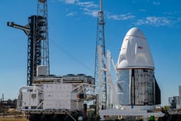 Новый космический корабль SpaceX Dragon доставлен на стартовую площадку