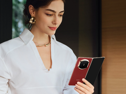 В России стартовали продажи складного смартфона Huawei Mate X7 — с подарками для первых покупателей