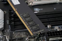 Китайские компании CXMT и YMTC больше не «угрожают» США? Пентагон убрал их из своего списка, хотя после отозвал обновлённый документ