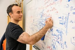 Новый шаг к сверхэффективным квантовым компьютерам: физики сообщили о возможном открытии триплетного сверхпроводника