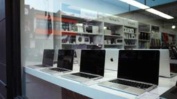Менеджер магазина электроники в США покупал новые MacBook Pro со скидкой до 99%, а потом сдавал их в ломбард