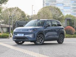 Не самый мощный кроссовер, но зато с автопилотом, топовой SoC Snapdragon 8295, богатым оснащением — за 86,8 тыс. юаней (1 млн рублей). Представлен Leapmotor A10