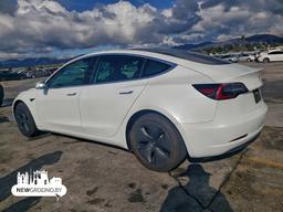 Американец разбил свою Tesla, машину списали в утиль, а через время она обнаружилась в Белоруссии. Белорус купил за счет американца музыку на 10 долларов, но все закончилось хорошо