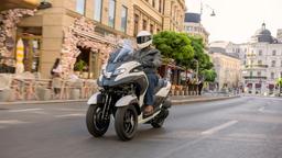 Представлен Yamaha Tricity 300 — первый в мире серийный скутер с подушкой безопасности