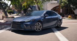 Первые Toyota Camry 2026 приехали в Россию: 197-сильный гибрид за 5 млн рублей
