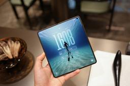 Опять не получилось: «незаметную» складку экрана Oppo Find N6 хорошо видно на фото