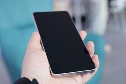 Экран Samsung Galaxy S26 Ultra в режиме Maximum Privacy Mode похож на выключенный