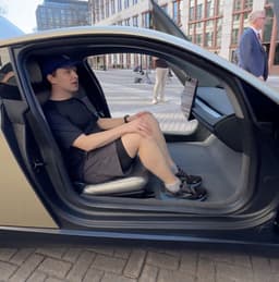 Так много места для ног не было ещё ни в одной Tesla: салон Cybercab получился очень просторным