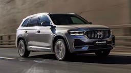 Самый дешевый Geely Monjaro в России стал технологичнее: базовая версия получила адаптивный круиз-контроль, систему удержания в полосе и 3-зонный климат-контроль