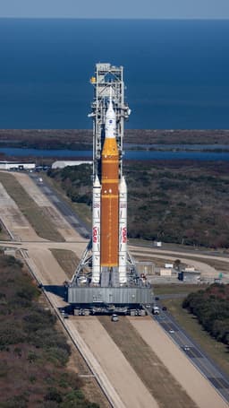 В США построили огромную ракету SLS для отправки людей на Луну, но надобности в ней всё меньше: NASA готова отодвинуть SLS на второй план ради Starship