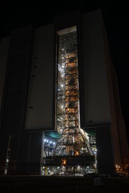 5 тыс. тонн со скоростью 1,6 км/ч. NASA вывезет ракету SLS миссии Artemis II на стартовую площадку раньше срока