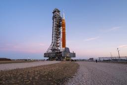 Возвращение людей к Луне: гигантскую ракету Space Launch System возвращают на стартовую площадку