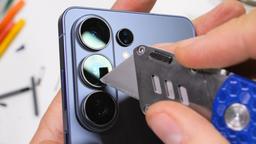 На экране Samsung Galaxy S26 Ultra мелкие царапины почти незаметны. Тесты блогера JerryRigEverything показали особенности новинки