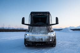 Модернизированный Tesla Semi впервые показали вживую. Серийное производство стартует уже в 2026 году