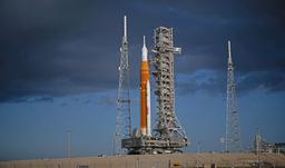 NASA доставило на стартовую площадку гигантскую ракету SLS и космический корабль Orion для лунной миссии, намеченной на 1 апреля