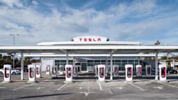 Крупнейшая станция Tesla Supercharger в мире получит более 400 зарядных мест