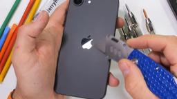 Такое защитное стекло есть только у Apple. Тесты блогера JerryRigEverything показали, что стекло iPhone 17e царапается весьма неохотно