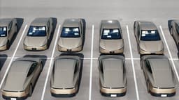 Всё ещё с рулём: большую партию Tesla Cybercab засняли на заводе