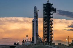 Первый запуск гиганта Falcon Heavy с 2024 года: SpaceX вывезла и установила необычную ракету на стартовую площадку