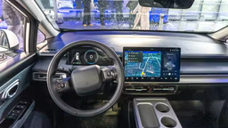 Новый российский автомобиль с «Алисой» и функциями «умного дома»: массовые продажи UMO 5 в России ожидаются в июне 2026 года