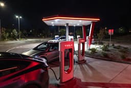 Tesla дарит год бесплатной быстрой зарядки на станциях Supercharger для новых покупателей старших версий Model 3 в Северной Америке