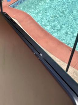 Вот что случилось с новеньким MacBook Pro после падения и спуска вниз по лестнице. Пользовательница Reddit поделилась фотографиями корпуса