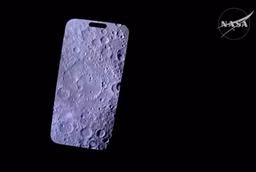 Лунный снимок на iPhone: командир миссии Artemis II сделал эффектное фото лунной поверхности