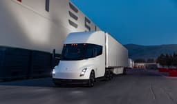 Tesla Semi вышел в серийное производство: первый грузовик собран на новой линии