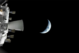 Редкие кадры: космический корабль Orion, который направился к Луне, показал Землю в форме полумесяца