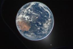 NASA опубликовало уникальное фото всей Земли с борта корабля Orion миссии Artemis II. Это первое подобное фото, сделанное человеком, за 50 лет