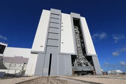Мобильная пусковая платформа NASA вернулась в сборочный корпус для подготовки миссии «Артемида-3»