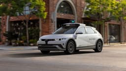 Роботакси Waymo начнут автоматически находить дорожные ямы и передавать данные муниципальным службам