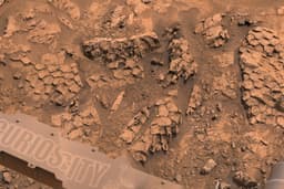 Марсоход NASA Curiosity обнаружил поверхность, похожую на «чешую космического рептилоида»