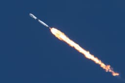 Второй успешный запуск SpaceX за два дня: Falcon 9 отправила на орбиту 24 спутника, первая ступень отработала уже 22 раза
