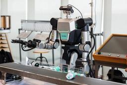 Новая модель для гуманоидов от Rlwrld научилась работать с предметами, а не только «видеть» их